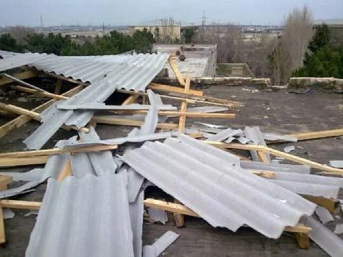 Сильный ветер снес крышу школы в Баку