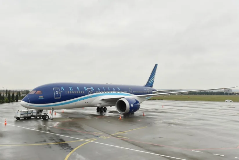 ​Prezident İlham Əliyev yeni gətirilmiş “Boeing-787-8” sərnişin təyyarəsinə baxıb