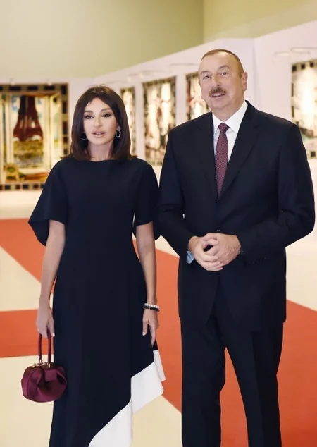 Prezident İlham Əliyev Tahir Salahovun 90 illik yubileyinə həsr edilən sərgi ilə tanış olub - FOTO