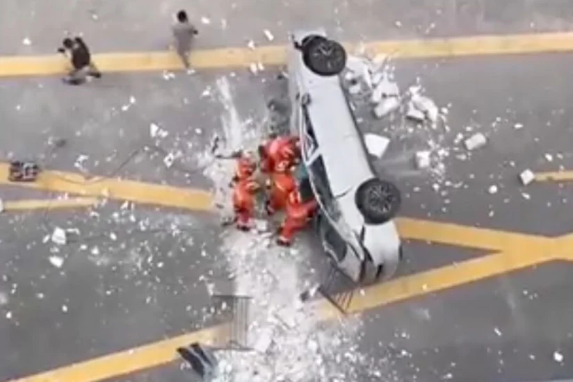 В Китае два человека погибли в результате падения электромобиля с третьего этажа