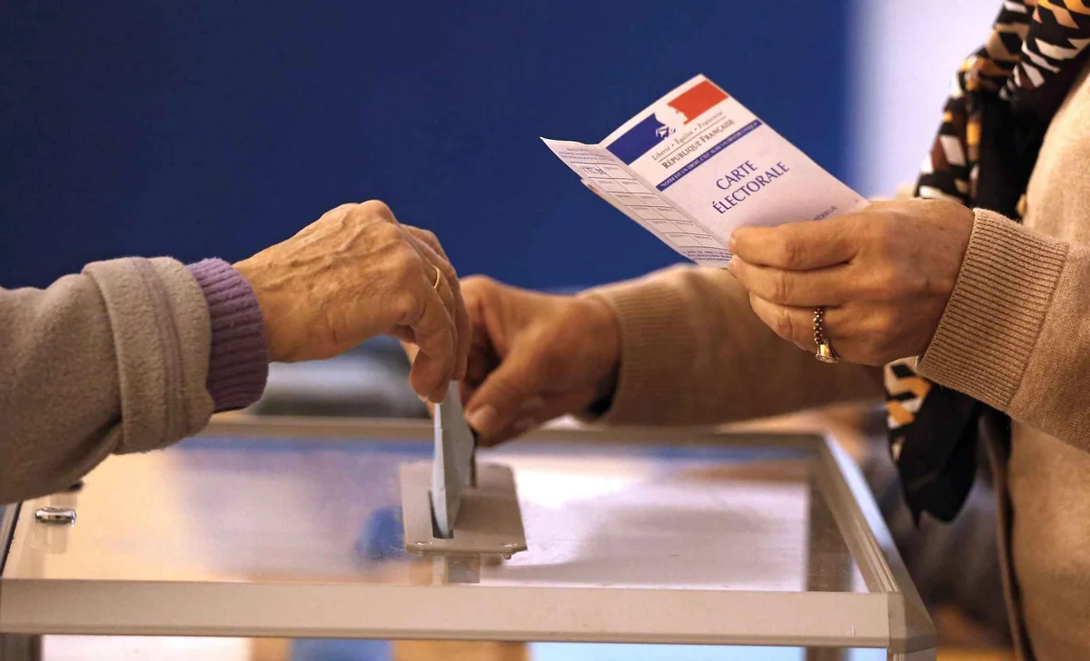 Fransada seçici səslərinin 80 faizi hesablanıb: Makron 23,11 faizlə öndədir