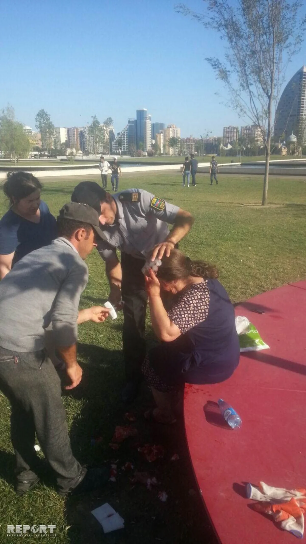 Bakıda polislər parkda səhhəti pisləşən qadına tibbi yardım göstərib - FOTO