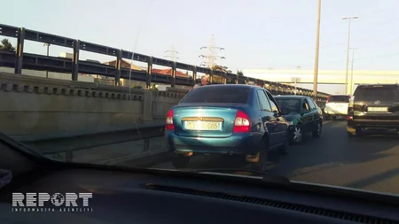 Bakıda iki minik avtomobili toqquşub, yolda tıxac yaranıb - FOTO