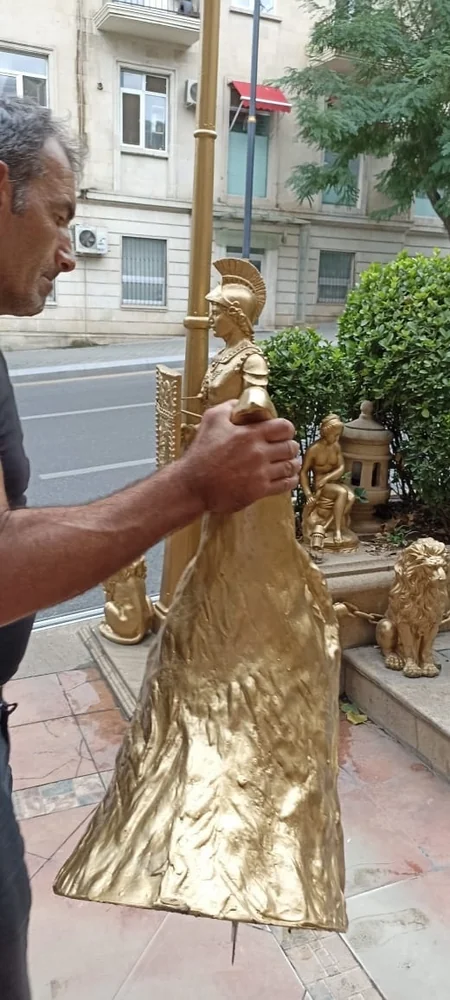 Tazəbəy hamamının fasadına bərkidilən fiqurlar çıxarılıb
