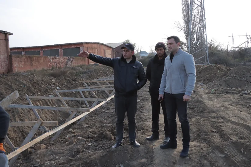Gəncədə Xan arxının yatağında betonlama işləri görülür