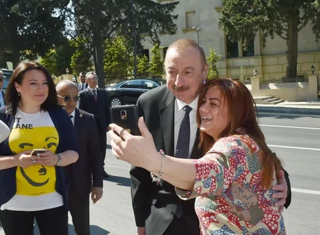 Prezident və birinci xanım “Sovetski”də vətəndaşların problemləri ilə tanış olublar - FOTO