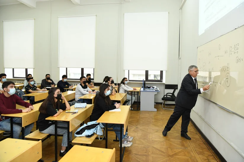 Депутат: Преподаватели университетов не должны составлять учебники для школ