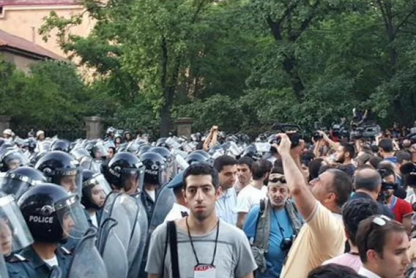 ​Ermənistanda polis aksiya iştirakçılarına ultimatum verib