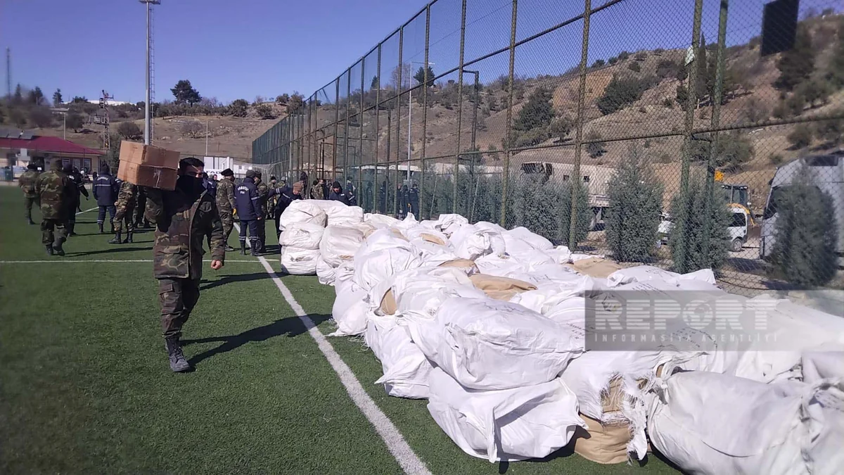 FHN Kahramanmaraşda sakinlərə humanitar yardım paylayır, çadırlar qurur