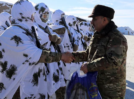 Müdafiə nazirinin müavinləri Kəlbəcərdə yeni inşa edilmiş yerləşmə məntəqələrinə baxış keçiriblər