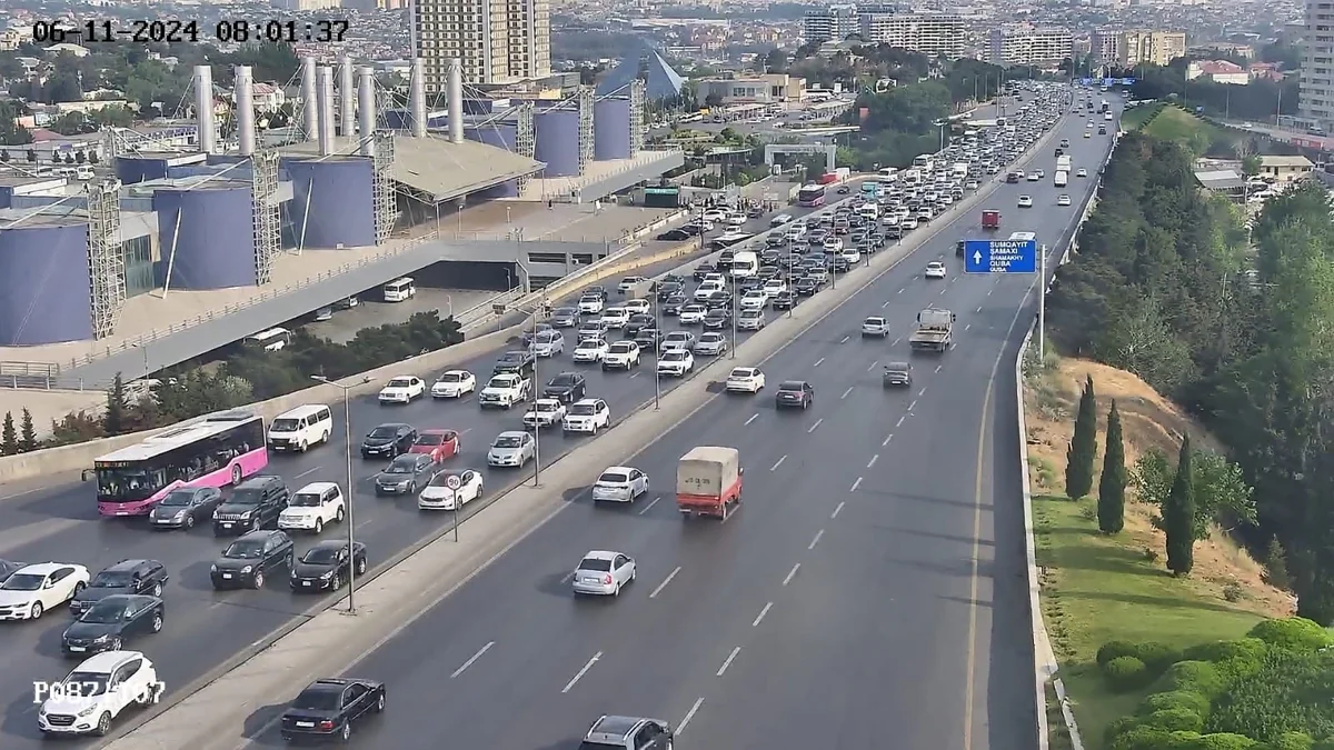Bakının bəzi yollarında tıxac yaranıb - SİYAHI