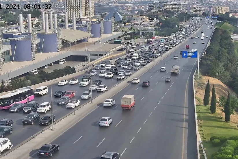 Bakının bəzi yollarında tıxac yaranıb - SİYAHI