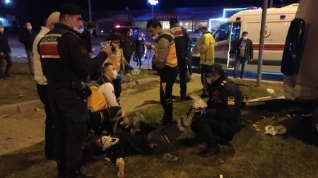 Türkiyədə mikroavtobus təcili yardım maşını ilə toqquşdu, xəsarət alanlar var