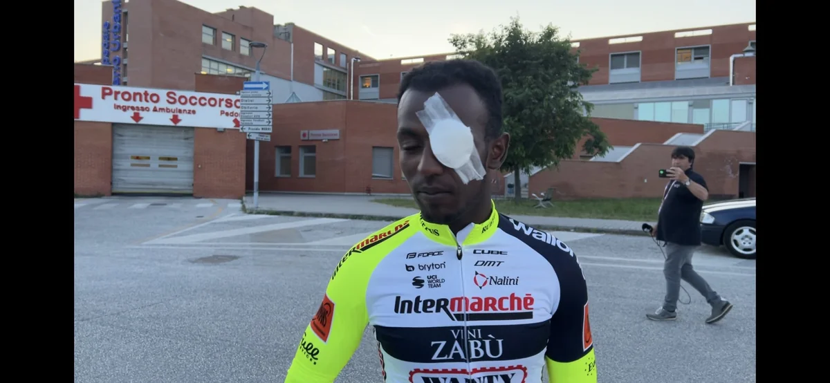 Afrikalı velosipedçi qalib gəldikdən sonra özünə xəsarət yetirib
