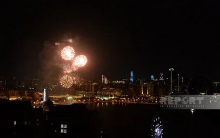 Bakıda Zəfər Günü ilə bağlı atəşfəşanlıq olub - YENİLƏNİB