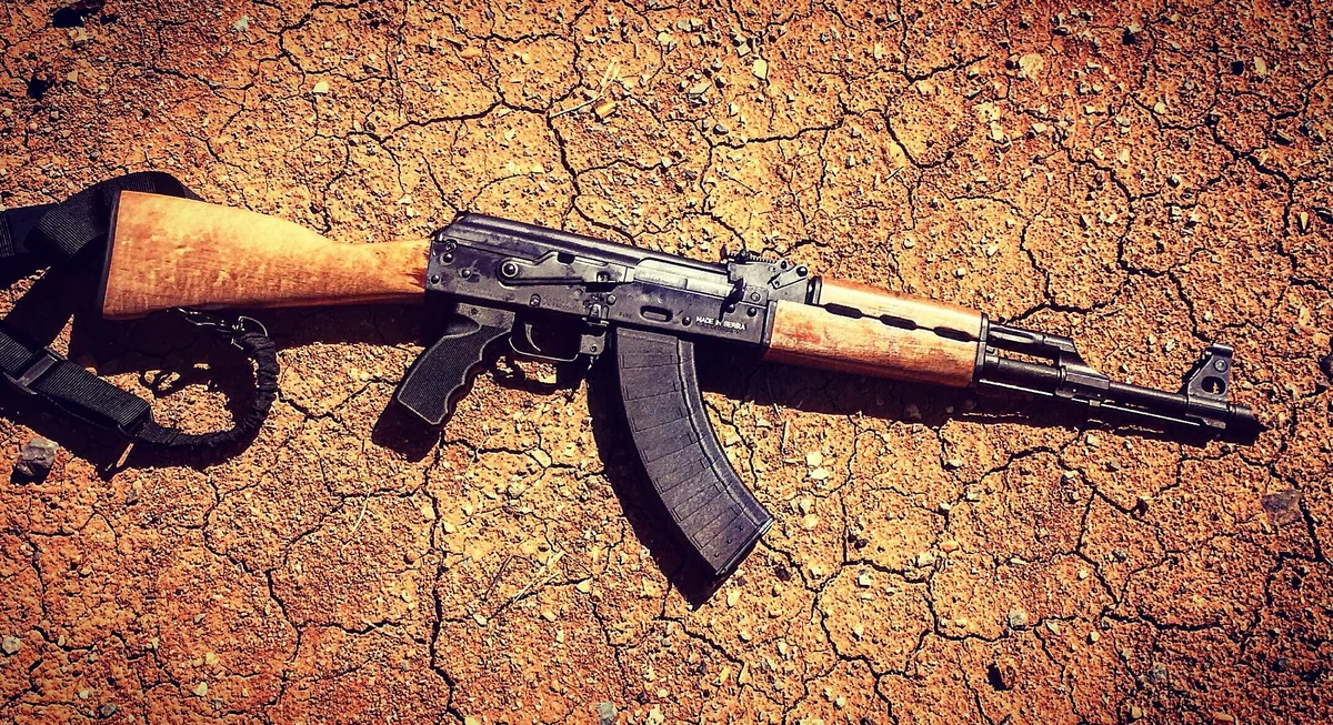 Cəlilabad sakinindən avtomat silah və narkotik maddə götürülüb