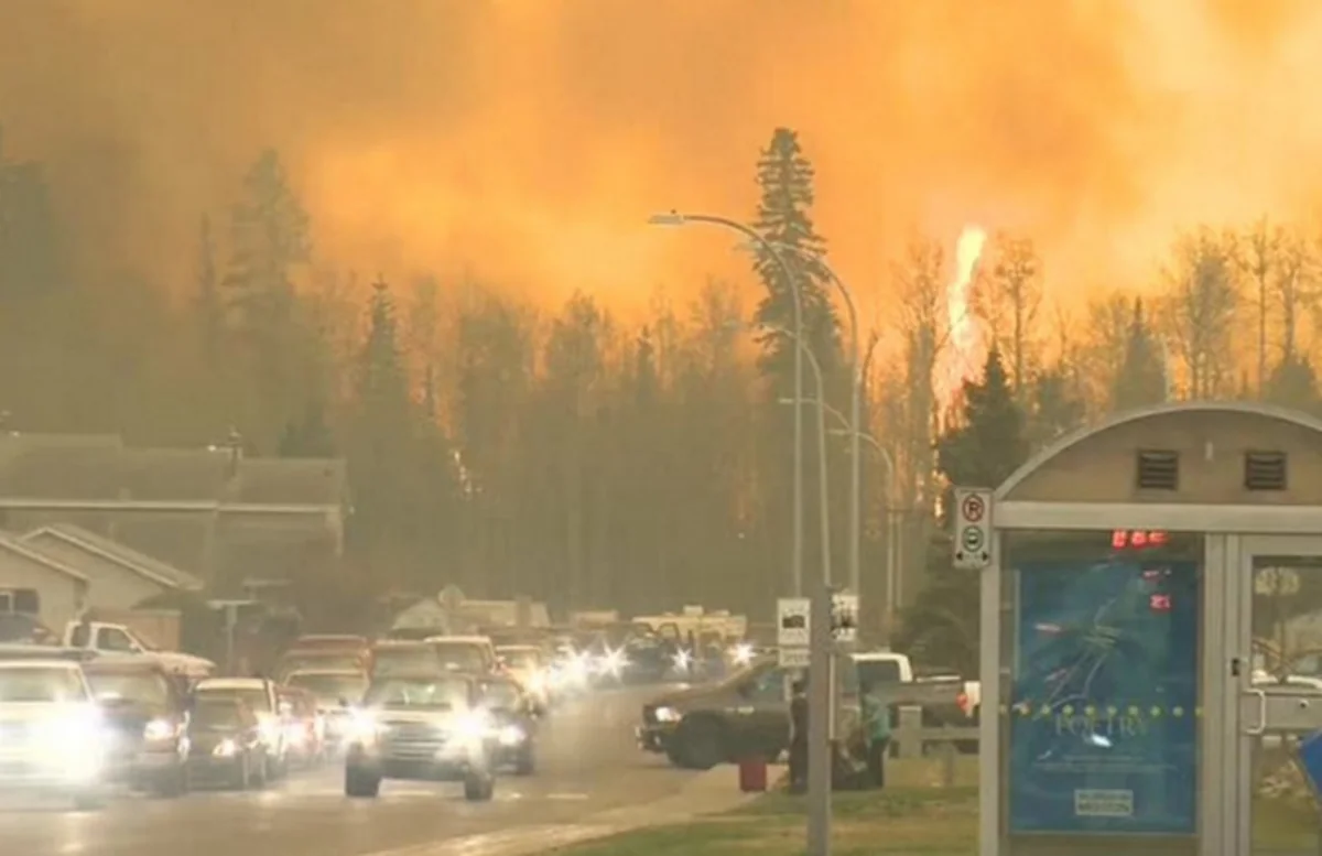 ​Из-за лесных пожаров в Канаде загорелся аэропорт - ВИДЕО