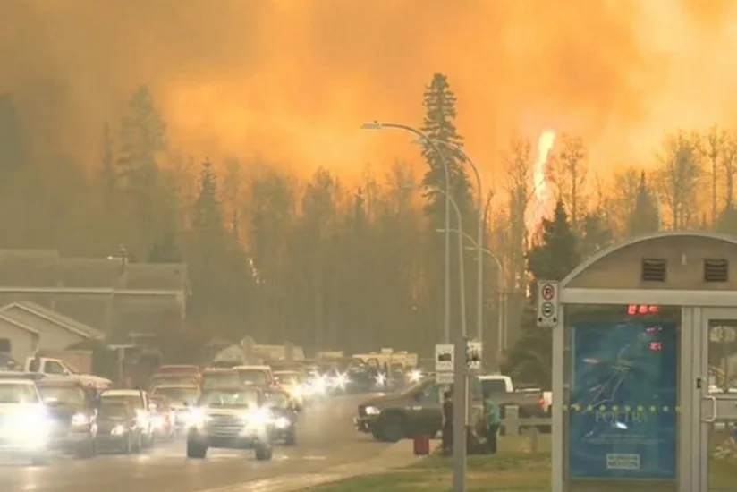​Из-за лесных пожаров в Канаде загорелся аэропорт - ВИДЕО