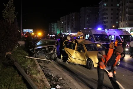 Türkiyədə toy karvanında 8 avtomobil toqquşub, 22 nəfər yaralanıb