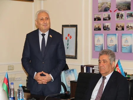 Bilik Fondunda Hikmət Babaoğlu ilə “İmzalı görüş” keçirilib