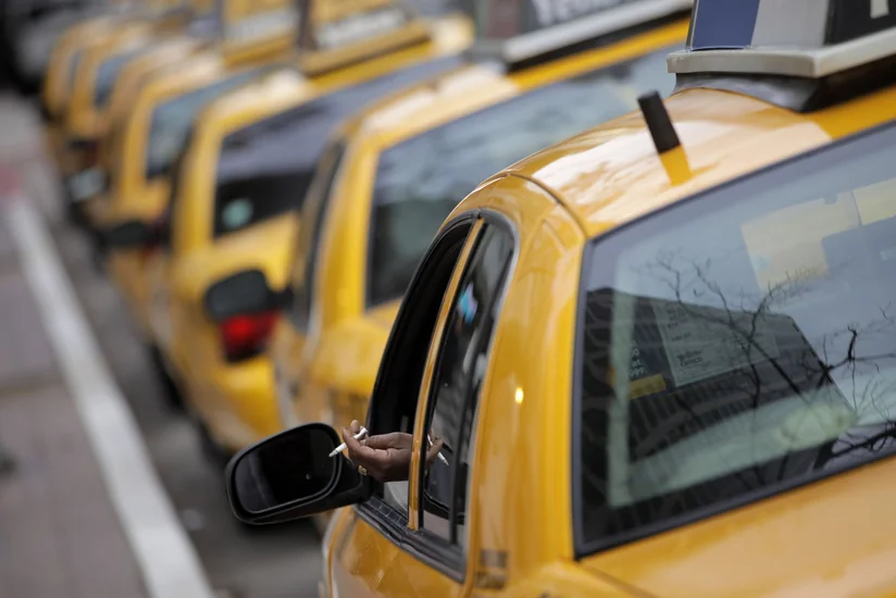 В Азербайджане введут штраф за курение в салоне такси