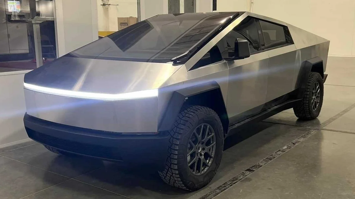 Илон Маск объявил о повышении цен на электровнедорожник Tesla Cybertruck