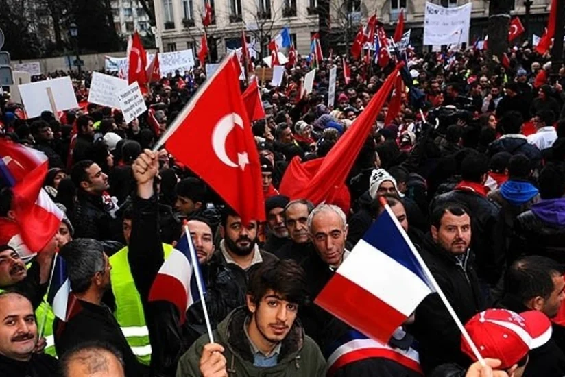 Fransa türkləri Emmanuel Makronun qondarma erməni soyqırımı ilə bağlı qərarını pisləyib