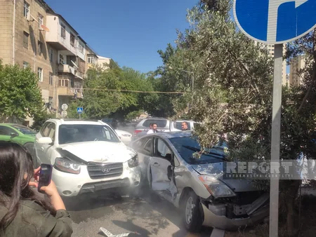 В Баку произошло ДТП с участием автомобиля Prius