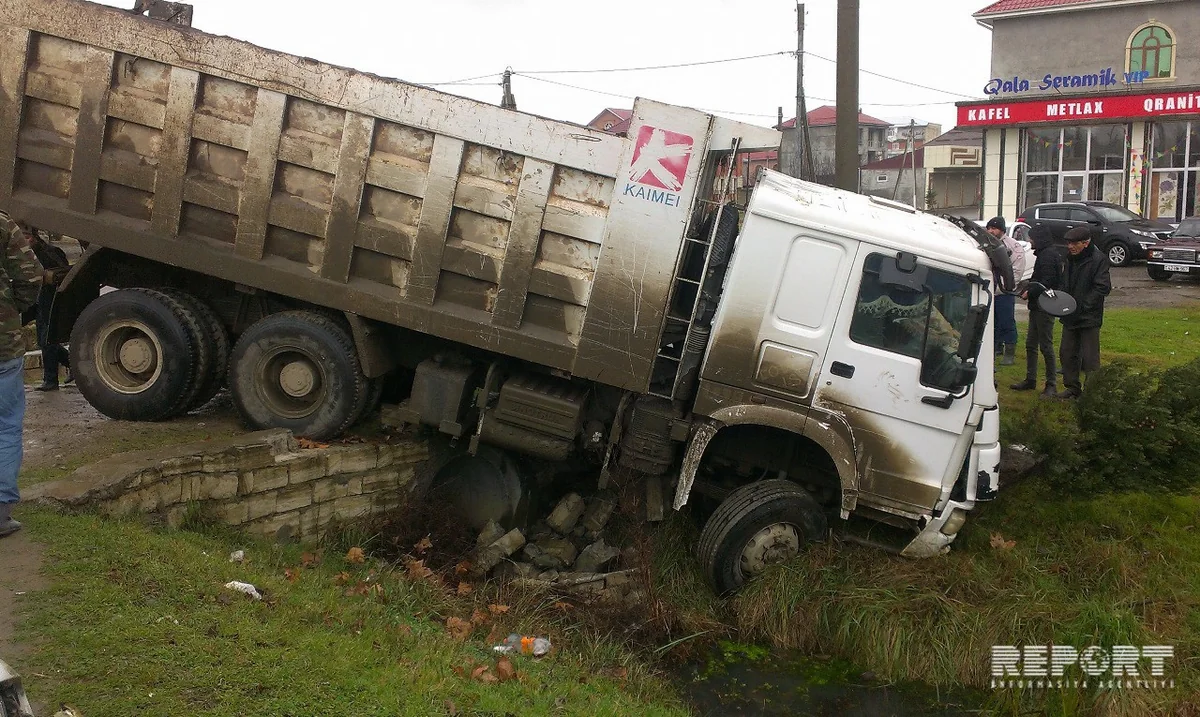 Şəkidə qumla dolu yük maşını evə girib