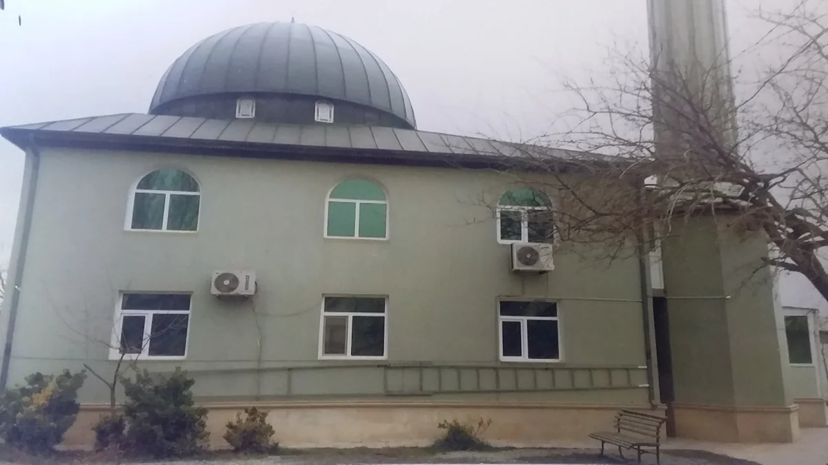 Bakıda məsciddə axundun iş otağından 1500 manat və 500 dollar oğurlanıb