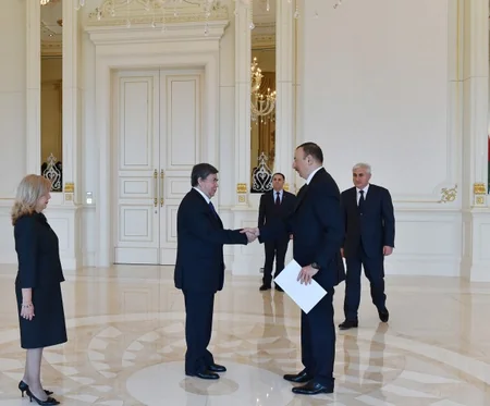​İlham Əliyev ölkəmizə yeni təyin olunmuş səfirlərin etimadnamələrini qəbul edib