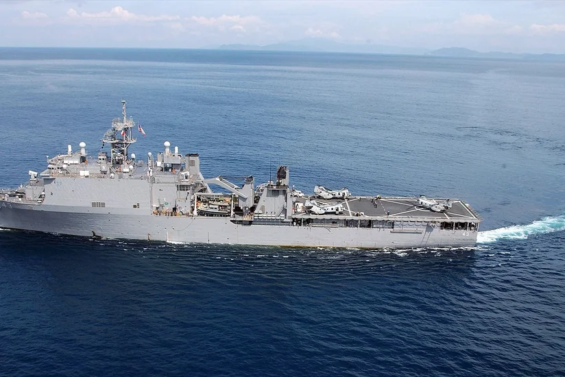 Два корабля ВМС США пересекли Тайваньский пролив
