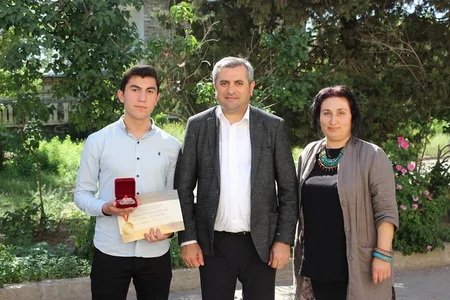 Gürcüstanda azərbaycanlı məzunlara qızıl və gümüş medallar təqdim olunub