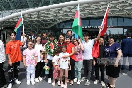 Yaponiyada medallar qazanmış Azərbaycan karateçiləri Vətənə qayıdıblar