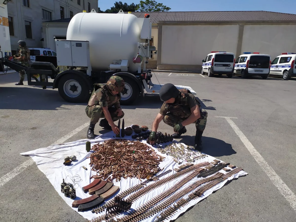 FHN qəbiristanlıqda tapılan silah-sursatın görüntülərini yaydı - VİDEO - YENİLƏNİB