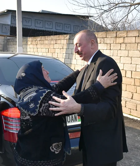 Prezident Ağsuda zəlzələnin nəticələrinin aradan qaldırılması ilə bağlı görülən işlərlə yerində tanış olub