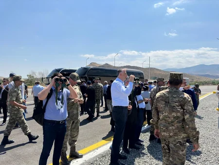 Reps of diplomatic corps on Aghdam-Khankandi road observe Russian peacekeepers temporarily deployment area