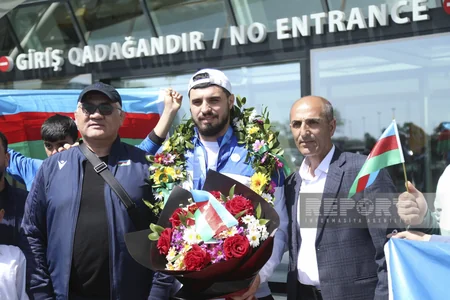 Dünya Kubokunda üç gümüş medal qazanan Azərbaycan ağırlıqqaldıranı Vətənə qayıdıb