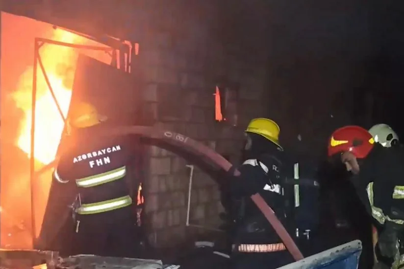 В Баку потушили пожар в деревообрабатывающем цехе