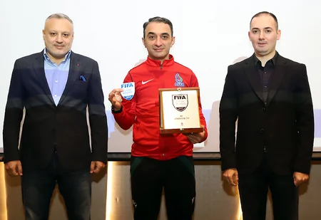 FIFA referilərinə emblemlər təqdim olunub