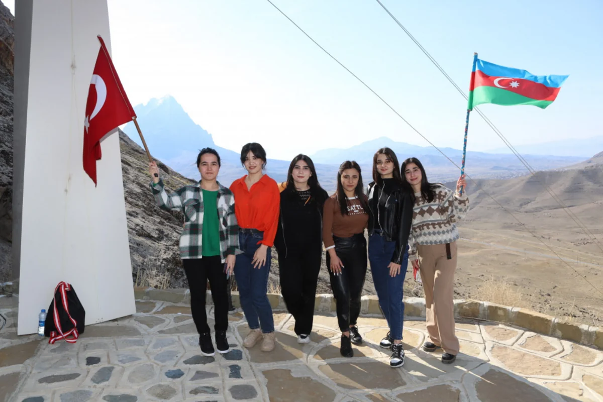 Naxçıvan Universitetinin tələbələri Əlincə qalasına yürüş ediblər