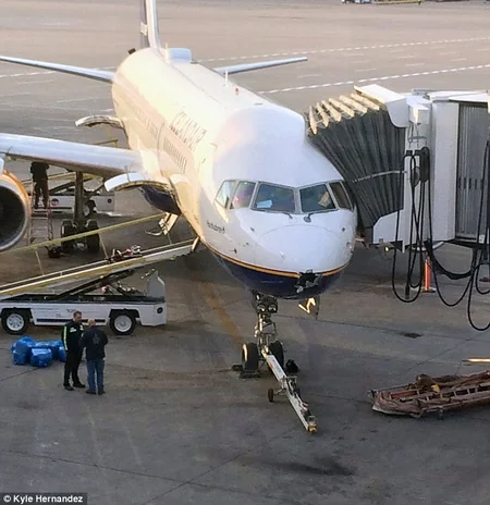 Iceland Airə məxsus təyyarəni ildırım vurub