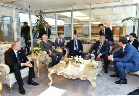 Prezident İlham Əliyev, Prezident Rəcəb Tayib Ərdoğan, 22-ci Dünya Neft Konqresində iştirak edən dövlət və hökumət başçıları arasında qısa söhbət olub