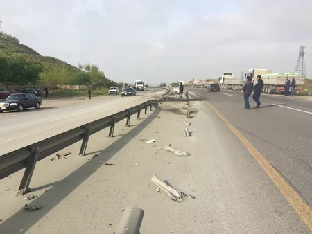 Hacıqabulda yol qəzası baş verib, yol təsərrüfatına ziyan dəyib