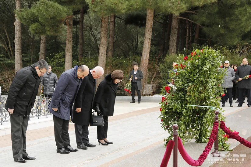 Mədəniyyət və Turizm Nazirliyinin kollektivi Fəxri xiyabanı ziyarət edib