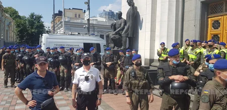 Ukraynada bir qrup keçmiş hərbçi və polis parlamentin qarşısında aksiya keçirir - VİDEO