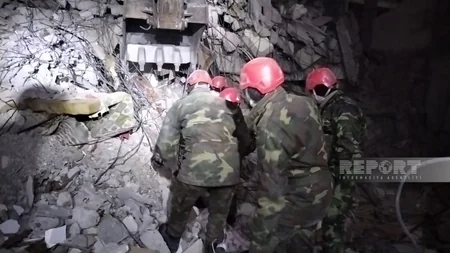 Azərbaycanın xilasediciləri dağıntılar altından ana və azyaşlı qızının meyitini çıxarıb