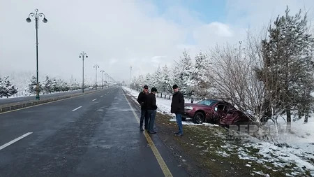 Oğuzda buzlu yolda idarəetmədən çıxan avtomobil ağaca çırpılıb, xəsarət alan var