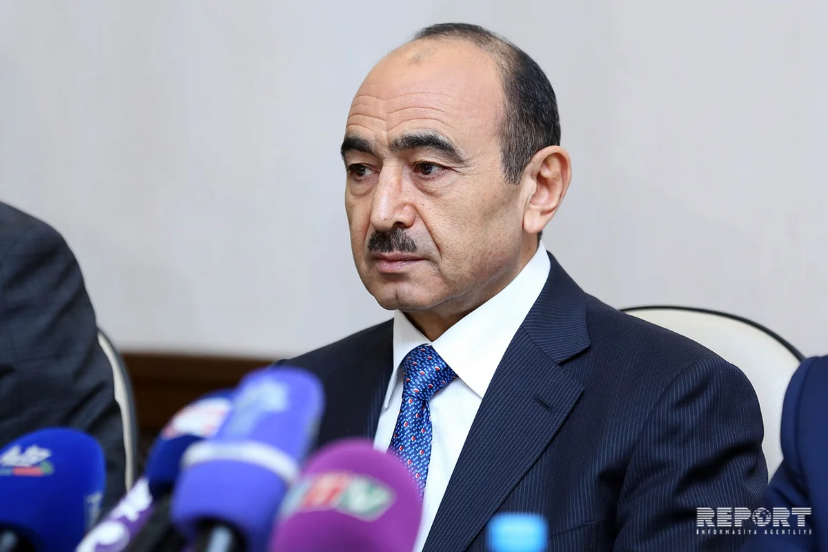 Əli Həsənov: Məmurun ana dilini bilməməsi onun qəbahətidir