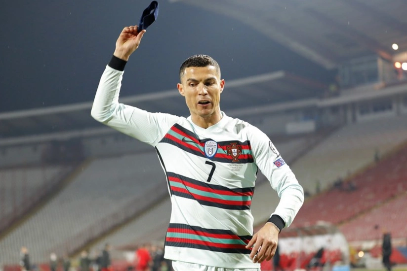 Ronaldu yenə kapitan sarğısını yerə atıb